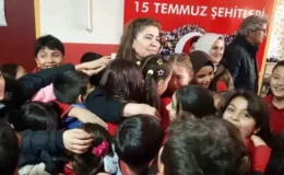 47 Yılını Aynı Okulda Geçiren Öğretmen, Duygu Dolu Bir Veda Töreniyle Emekli Oldu