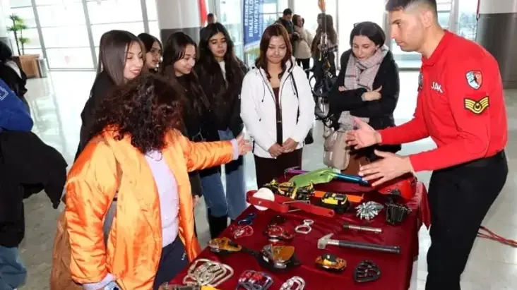 Erzincan Binali Yıldırım Üniversitesi’nde Jandarma Tanıtım Faaliyeti Düzenlendi