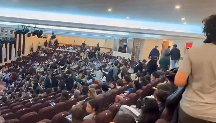 Başhekim içeri girince öğrenciler bir anda salonu terk etti