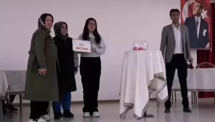 Ailelerle Elele, Kitaplarla Gönülden Gönüle Yeşilhisar’da Anlamlı Yarışma Düzenlendi