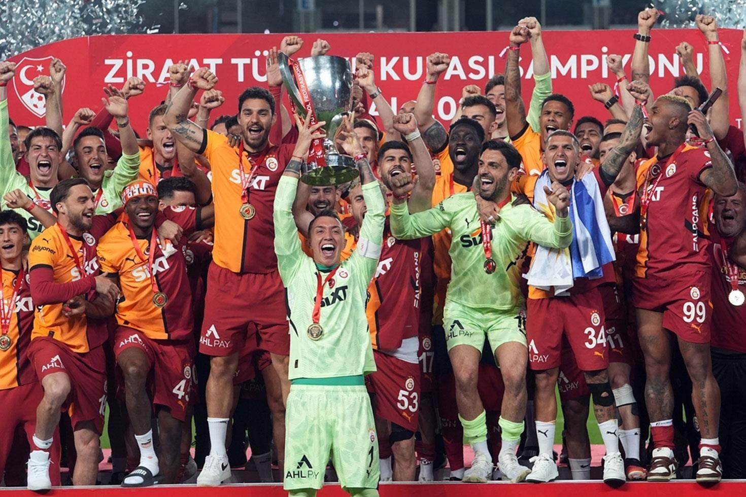 Victor Osimhen tarihe geçti! Galatasaray 19. kez şampiyon